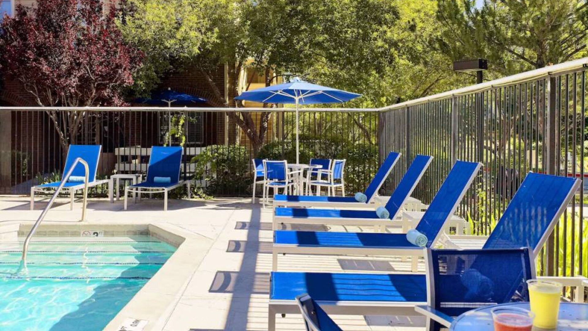 Sonesta ES Suites Flagstaff’s outdoor pool has both sun loungers and shaded seating close at hand.