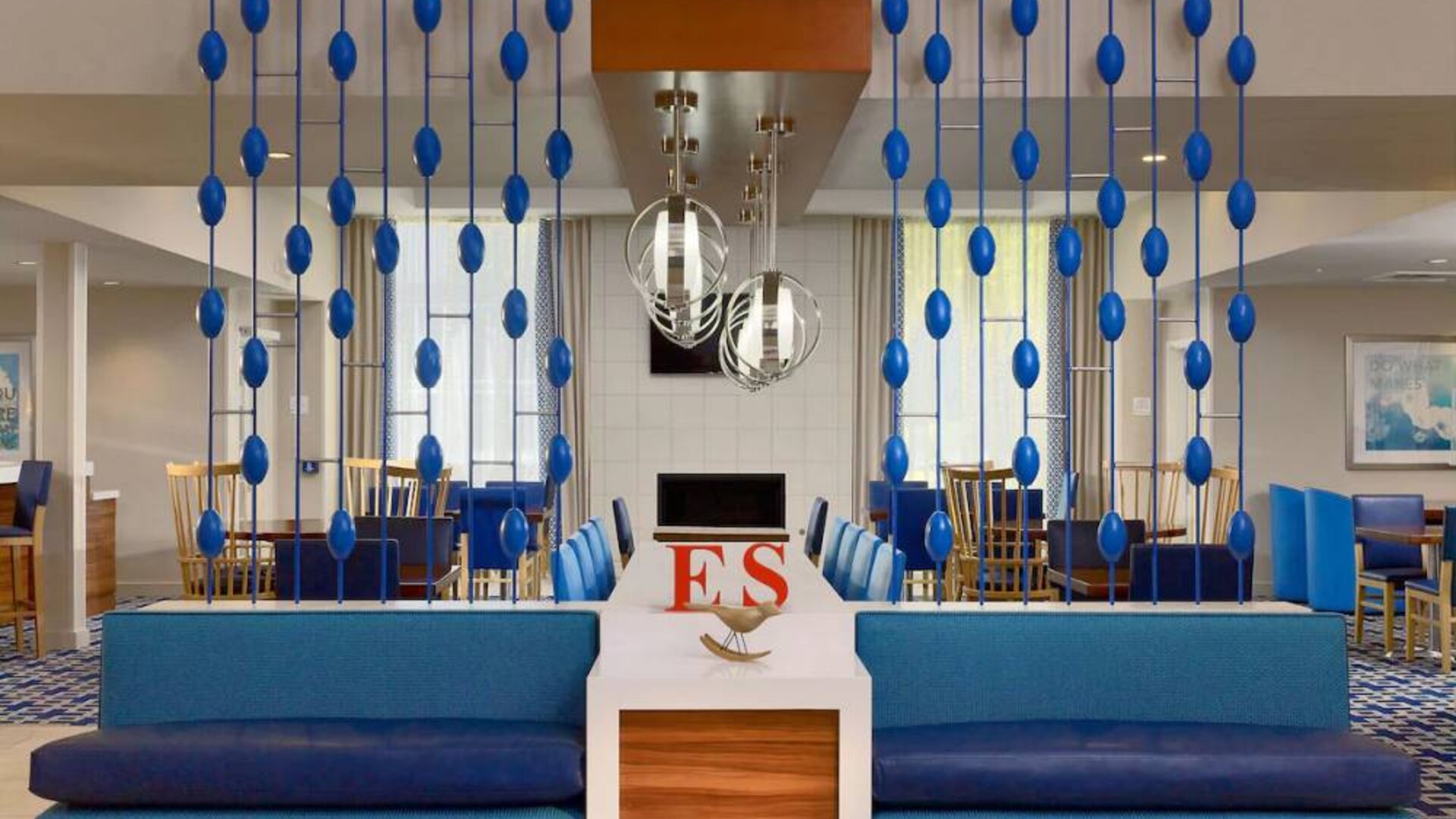 Sonesta ES Suites Flagstaff’s lobby has extensive seating where guests to relax and socialize, or watch the wall-mounted TV.