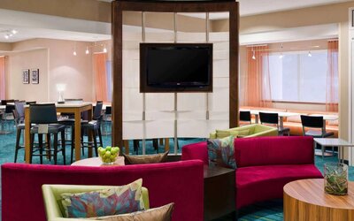 Sonesta Select Seattle Renton’s lobby lounge has comfortable seating, coffee tables, and a wall-mounted TV.