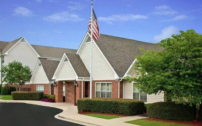 The hotel’s exterior has a fluttering USA flag, and pleasant, well-kept greenery.