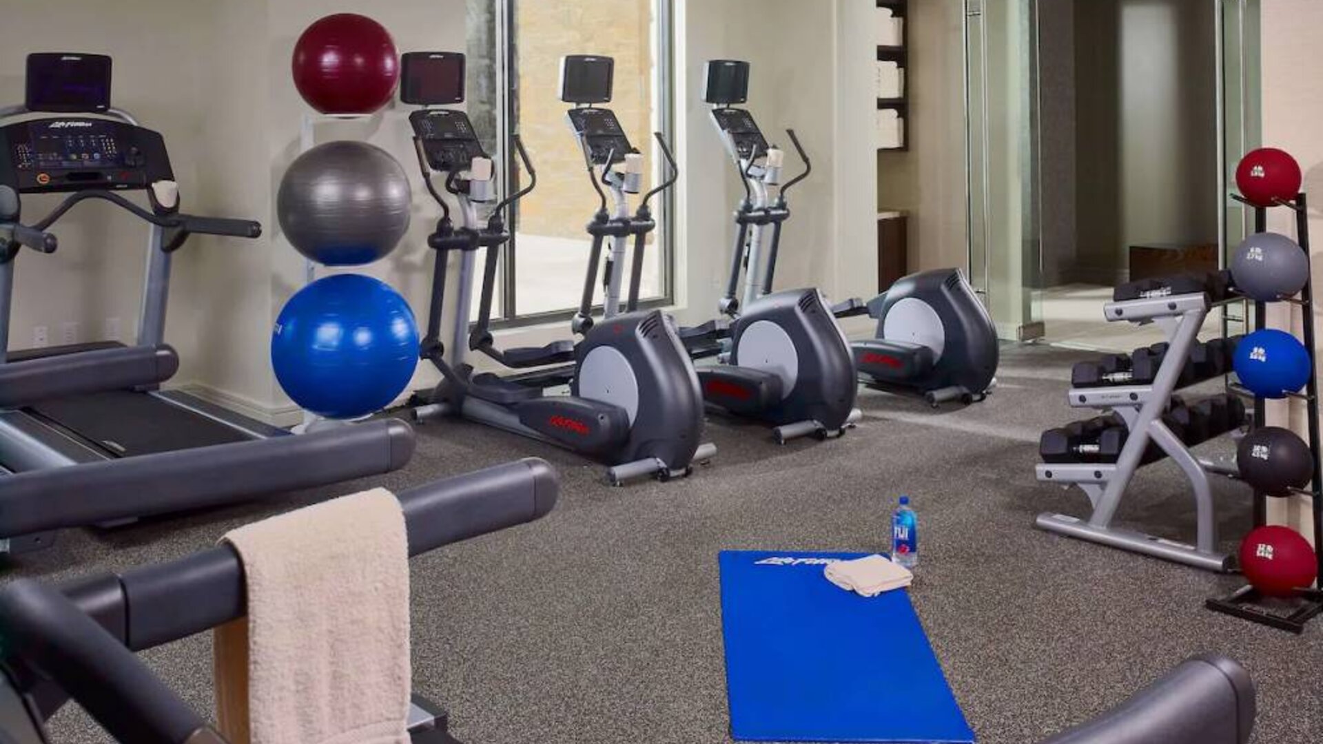 The fitness center in Sonesta Bee Cave Austin offers both free weights and various exercise machines, in addition to gym balls.