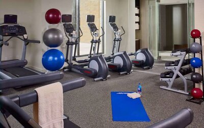 The fitness center in Sonesta Bee Cave Austin offers both free weights and various exercise machines, in addition to gym balls.