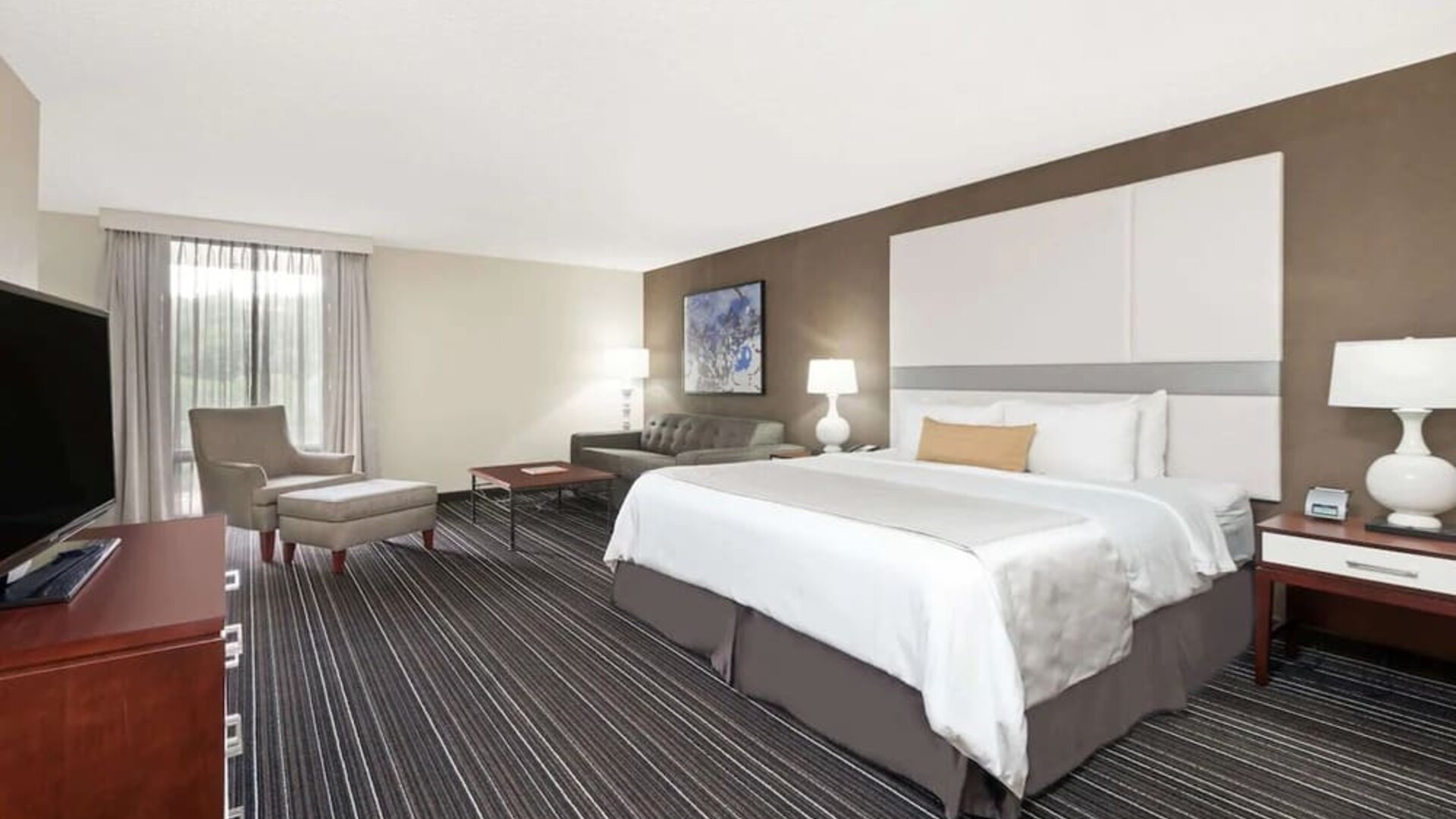 King room at Sonesta Atlanta Northwest Galleria.