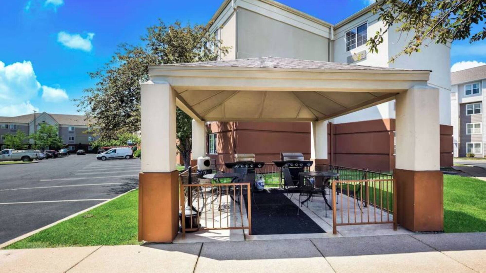 Sonesta Simply Suites St Louis Earth City’s gazebo provides tables and chairs alongside barbecue facilities, all under cover.