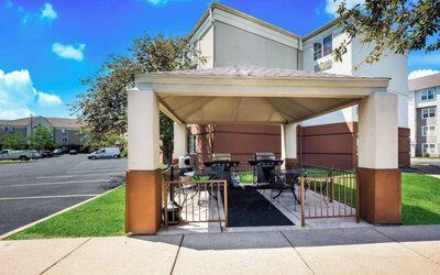 Sonesta Simply Suites St Louis Earth City’s gazebo provides tables and chairs alongside barbecue facilities, all under cover.