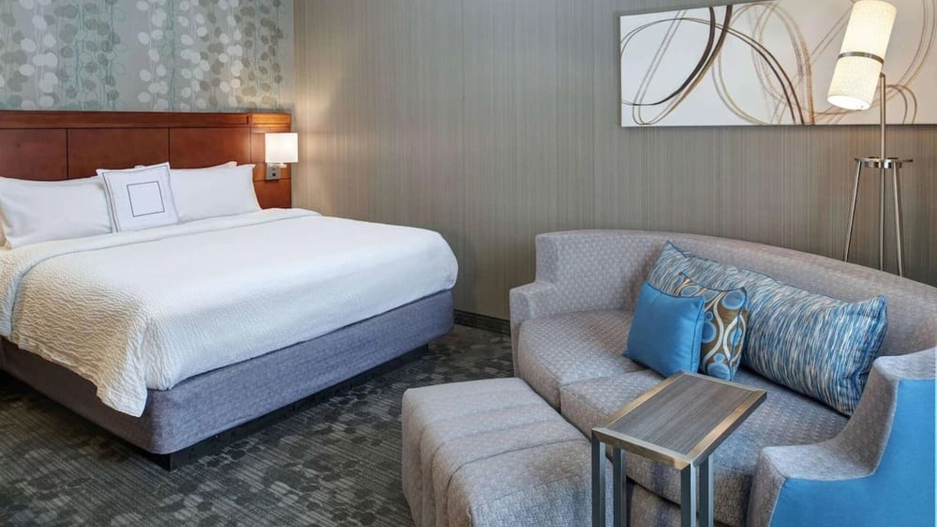 King room at Sonesta Select Milwaukee Brookfield.