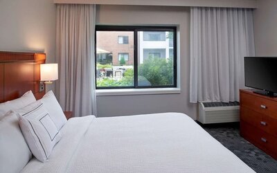 Day use room with natural light at Sonesta Select Minneapolis Eden Prairie.