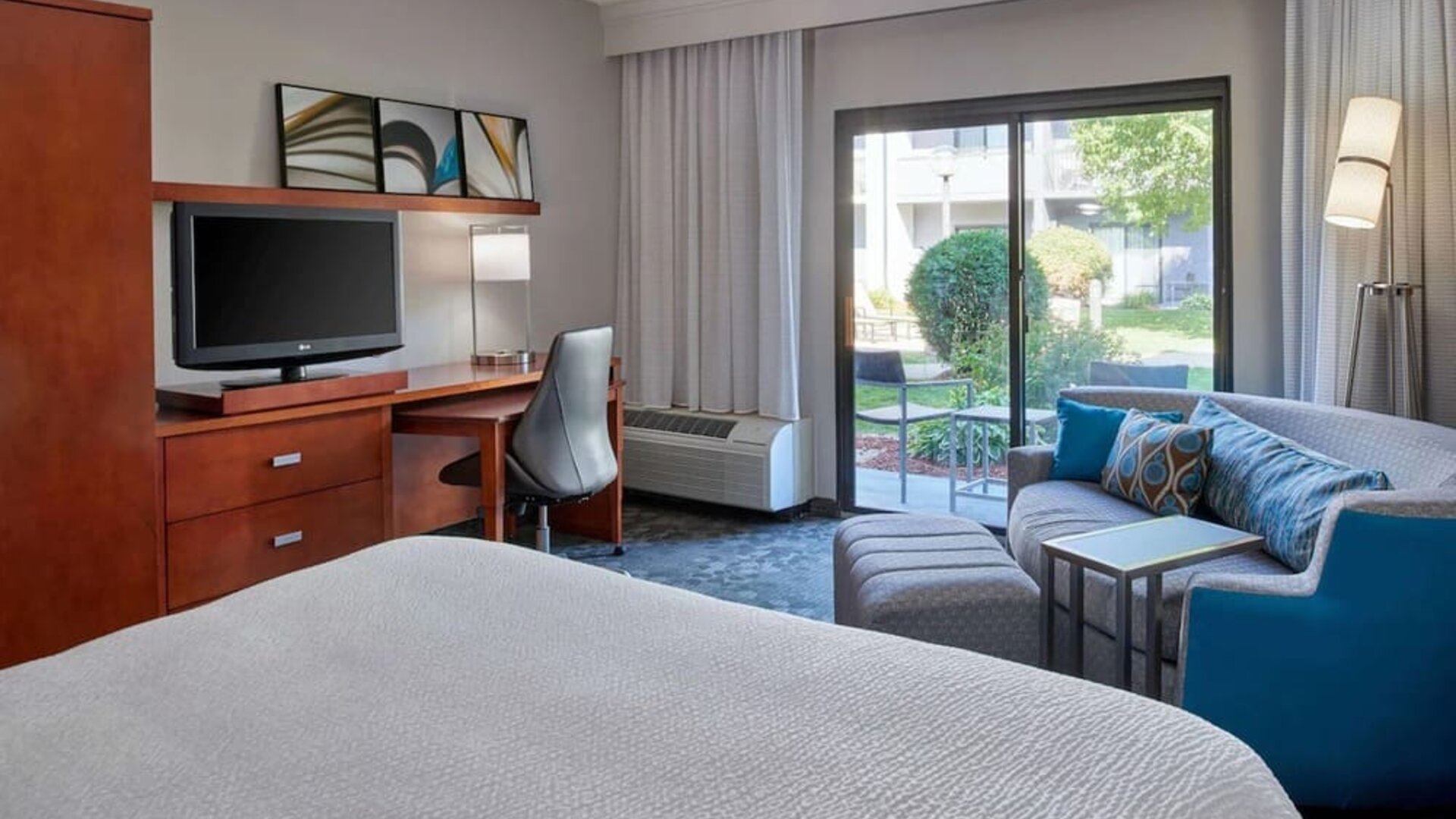 Delux king with lounge area at Sonesta Select Minneapolis Eden Prairie.