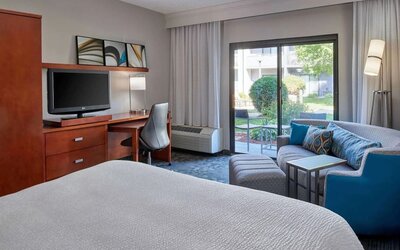 Delux king with lounge area at Sonesta Select Minneapolis Eden Prairie.