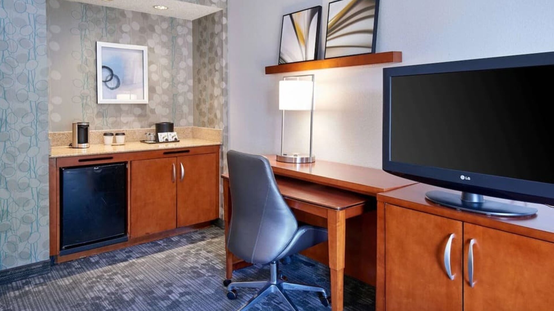 Day use room with work station and TV at Sonesta Select Minneapolis Eden Prairie.