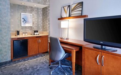 Day use room with work station and TV at Sonesta Select Minneapolis Eden Prairie.