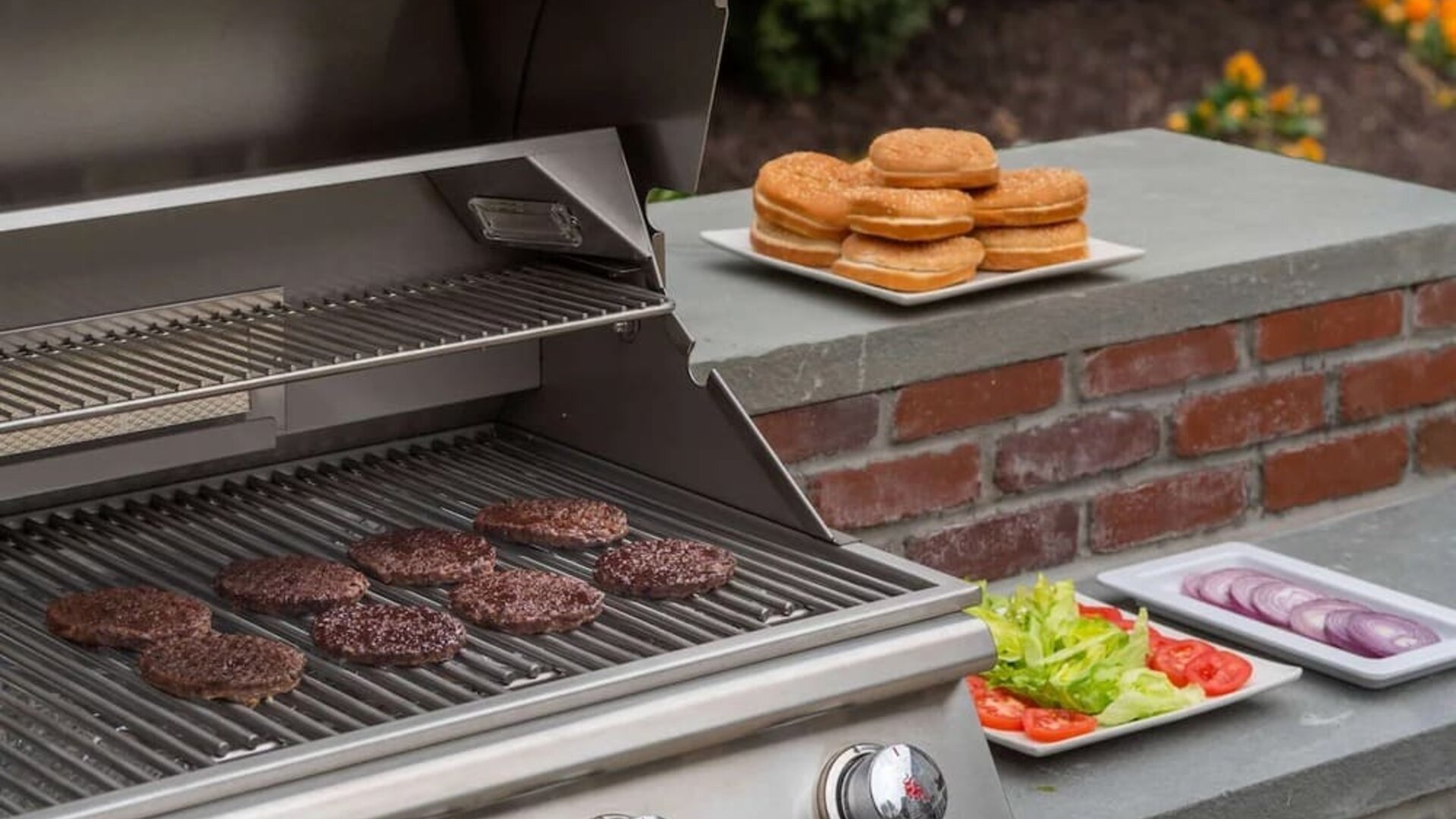 Sonesta ES Suites San Antonio Northwest - Medical Center’s barbecue facilities serve up fresh food in the great outdoors.