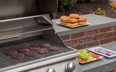 Sonesta ES Suites San Antonio Northwest - Medical Center’s barbecue facilities serve up fresh food in the great outdoors.