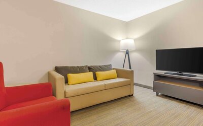 Country Inn & Suites by Radisson, Newport News South, VA