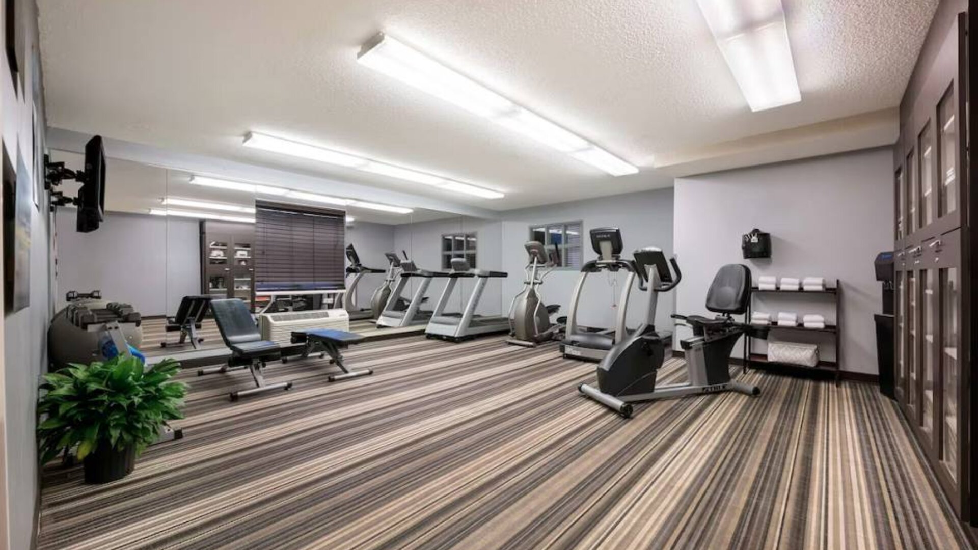 Sonesta Simply Suites Huntsville Research Park’s fitness center has wall-mounted televisions and is equipped with free weights and a variety of exercise machines.