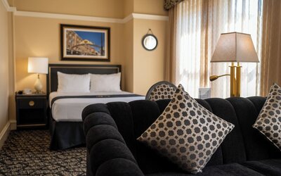 Gaslamp Plaza Suites