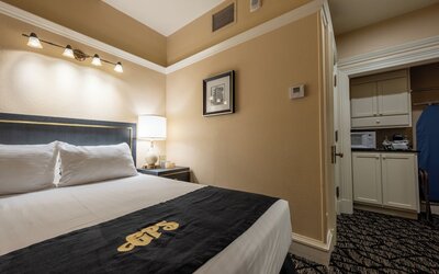 Gaslamp Plaza Suites