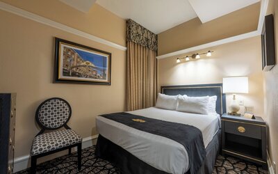Gaslamp Plaza Suites