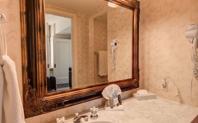 Gaslamp Plaza Suites