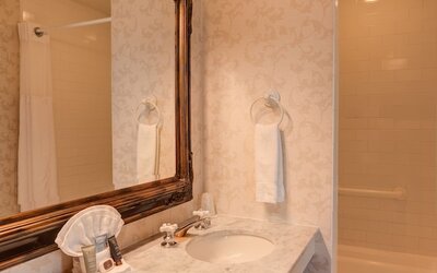 Gaslamp Plaza Suites