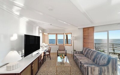 Pacific Terrace Hotel