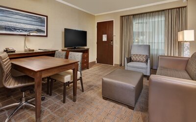 Suite, 1 King Bed with Sofa bed, Bathtub (Mobility & Hearing)
