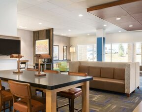 Holiday Inn Express and Suites-Cincinnati NE - Red Bank Road by IHG