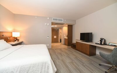 Deluxe Room, 1 King Bed, Accessible (Hearing)