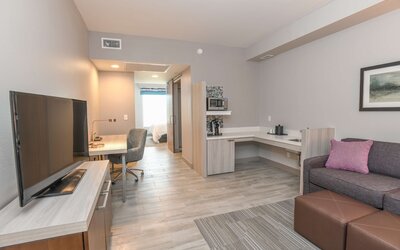 Room, 1 King Bed (Drinks & Snacks)