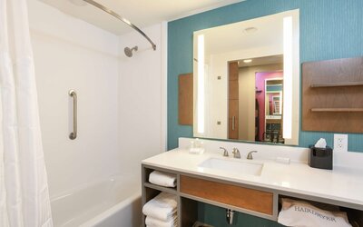 Suite, 1 King Bed, Accessible (Hearing)