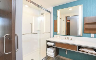 Suite, 1 King Bed, Accessible (Hearing)