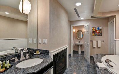 The Cincinnatian Hotel Curio Collection by Hilton
