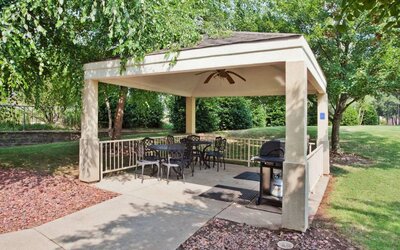 Sonesta Simply Suites Atlanta Gwinnett Place’s gazebo has a ceiling fan, barbecue, and tables and chairs where guests can dine and socialize.
