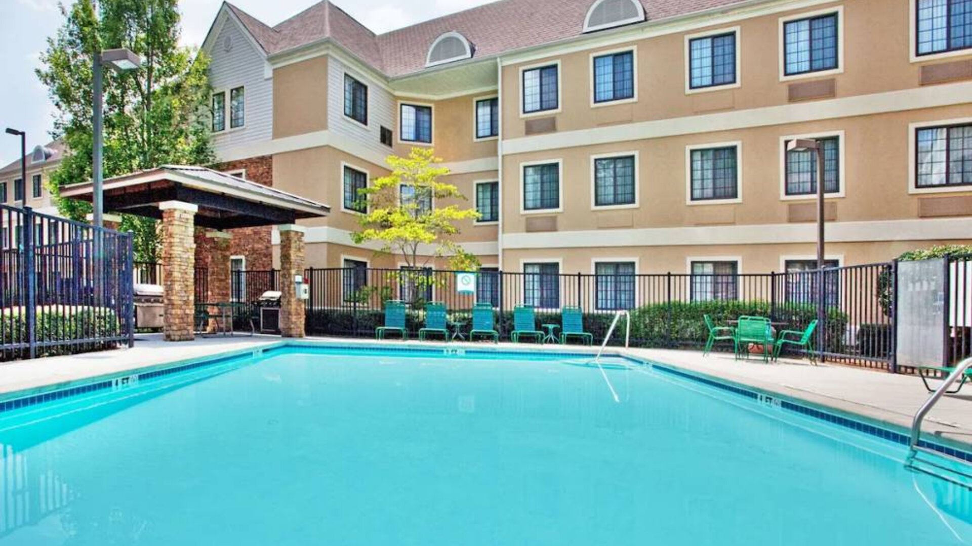 Sonesta ES Suites Atlanta Alpharetta Avalon’s outdoor pool has tables and chairs nearby, and is just a few steps from the gazebo and its barbecue facilities.