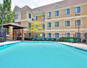 Sonesta ES Suites Atlanta Alpharetta Avalon’s outdoor pool has tables and chairs nearby, and is just a few steps from the gazebo and its barbecue facilities.