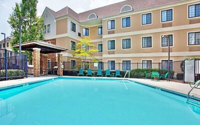 Sonesta ES Suites Atlanta Alpharetta Avalon’s outdoor pool has tables and chairs nearby, and is just a few steps from the gazebo and its barbecue facilities.