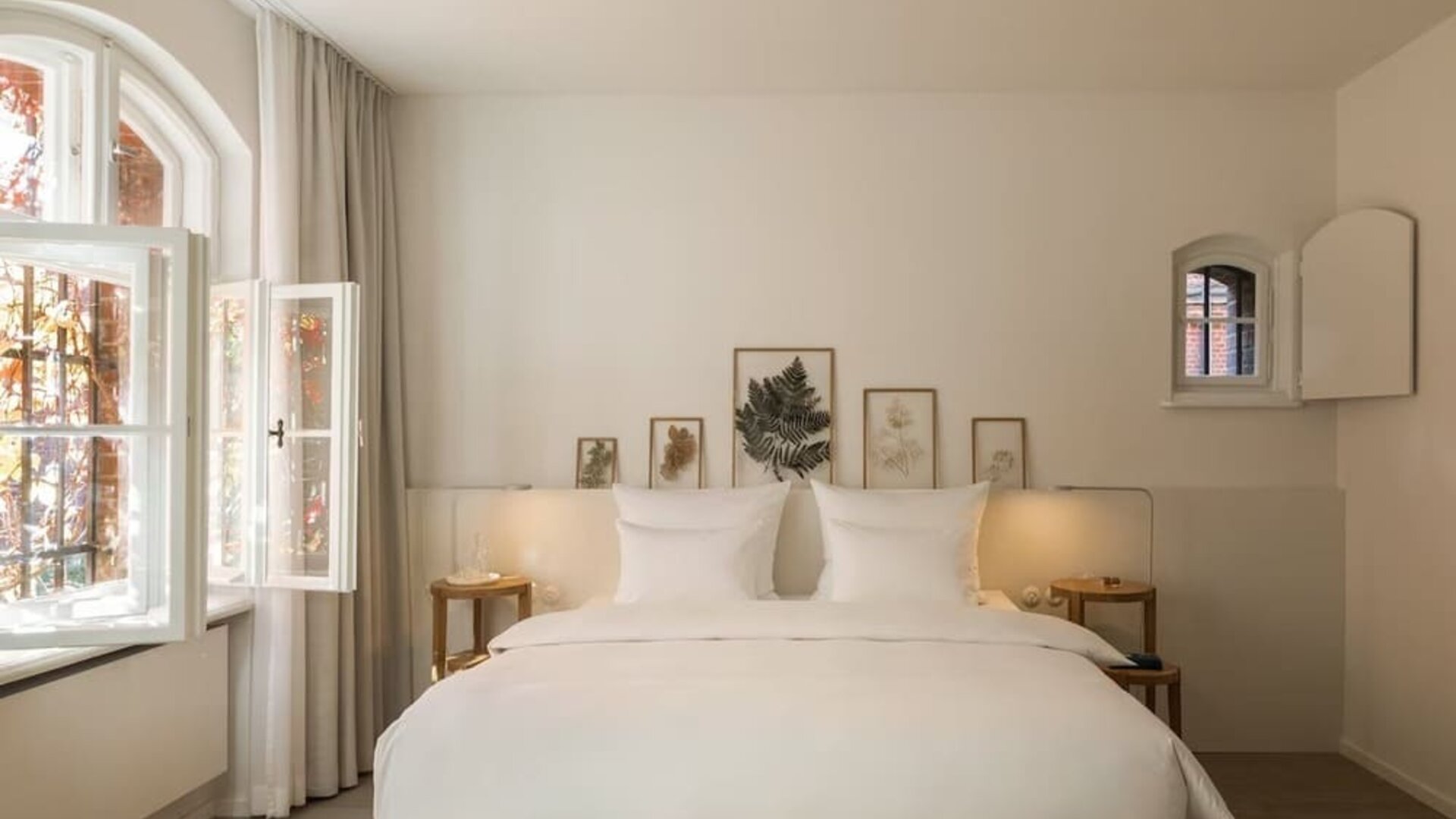 Day room with natural light at Wilmina Hotel.