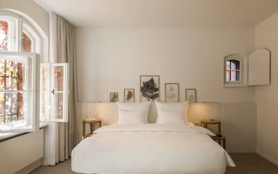 Day room with natural light at Wilmina Hotel.