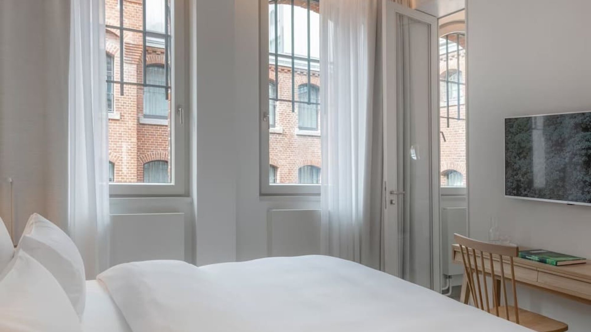 Day use room with TV at Wilmina Hotel.