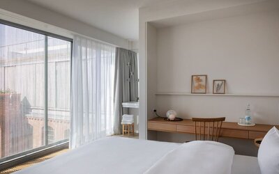 Relaxing king room at Wilmina Hotel.