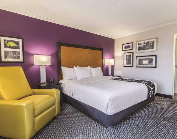 La Quinta Inn & Suites by Wyndham Cleveland - Airport North