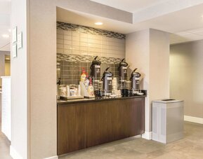 La Quinta Inn & Suites by Wyndham Cleveland - Airport North