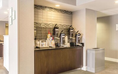 La Quinta Inn & Suites by Wyndham Cleveland - Airport North