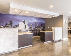 La Quinta Inn & Suites by Wyndham Cleveland - Airport North