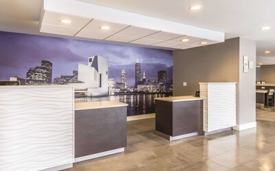 La Quinta Inn & Suites by Wyndham Cleveland - Airport North
