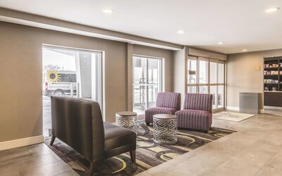 La Quinta Inn & Suites by Wyndham Cleveland - Airport North
