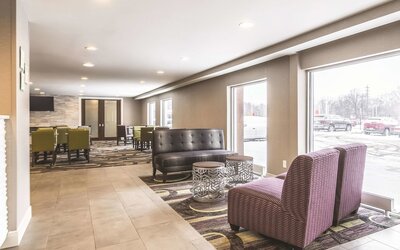 La Quinta Inn & Suites by Wyndham Cleveland - Airport North