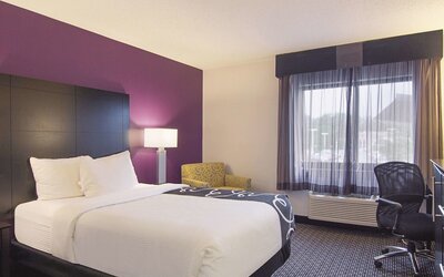 La Quinta Inn & Suites by Wyndham Cleveland - Airport North