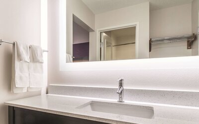 La Quinta Inn & Suites by Wyndham Cleveland - Airport North