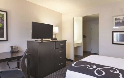 La Quinta Inn & Suites by Wyndham Cleveland - Airport North